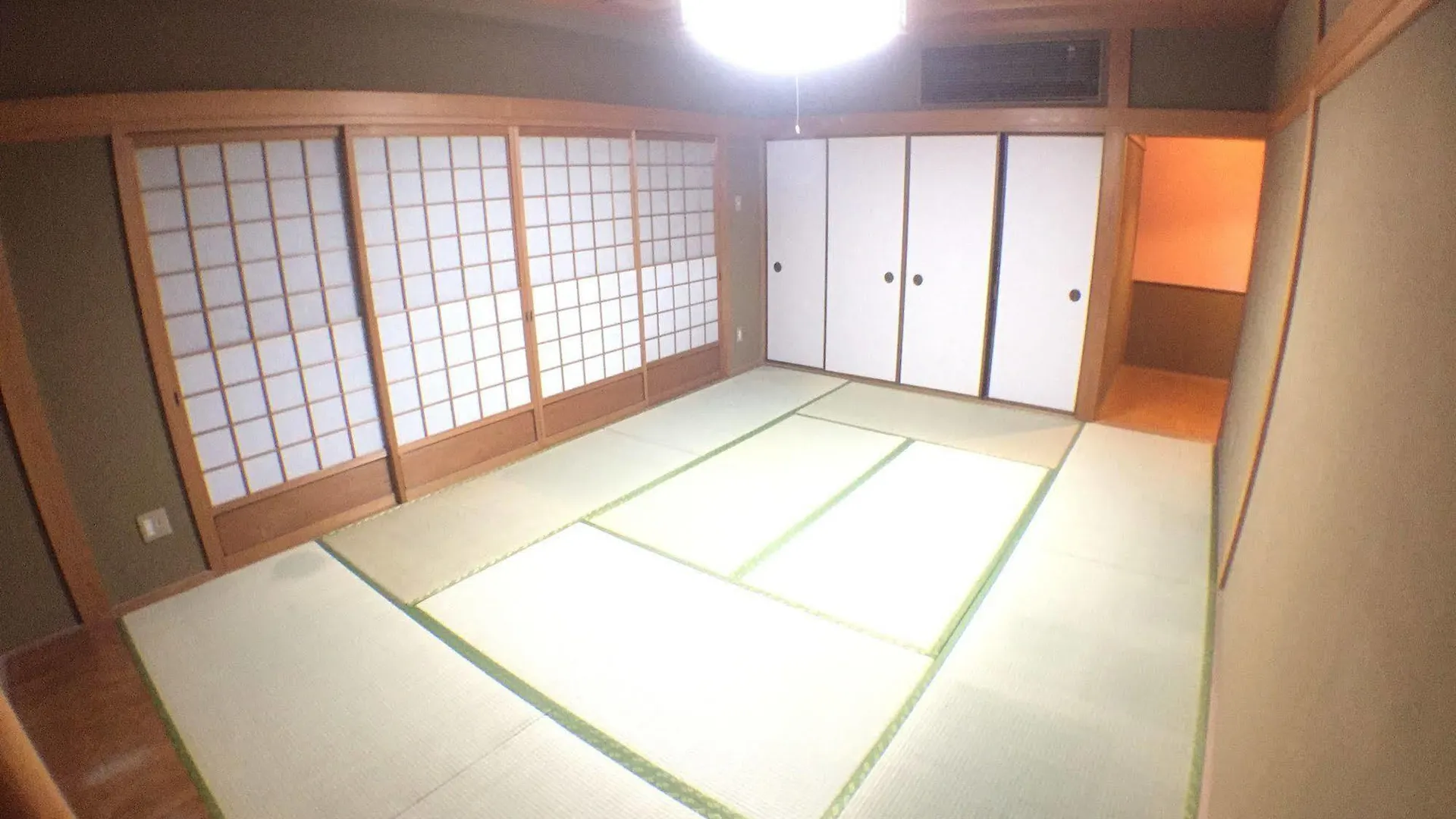 Bourgeois Hotel Oszaka 2*,  Japán