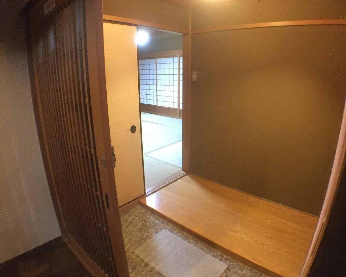 Bourgeois Hotel Oszaka 2*,  Japán
